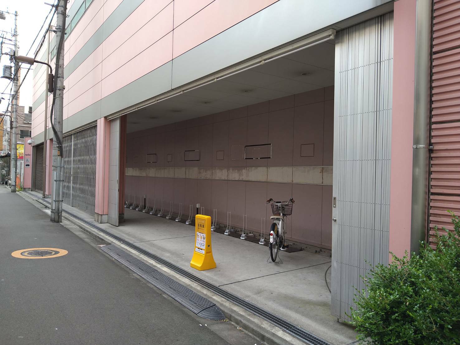 つくばエクスプレス浅草駅南自転車 バイク