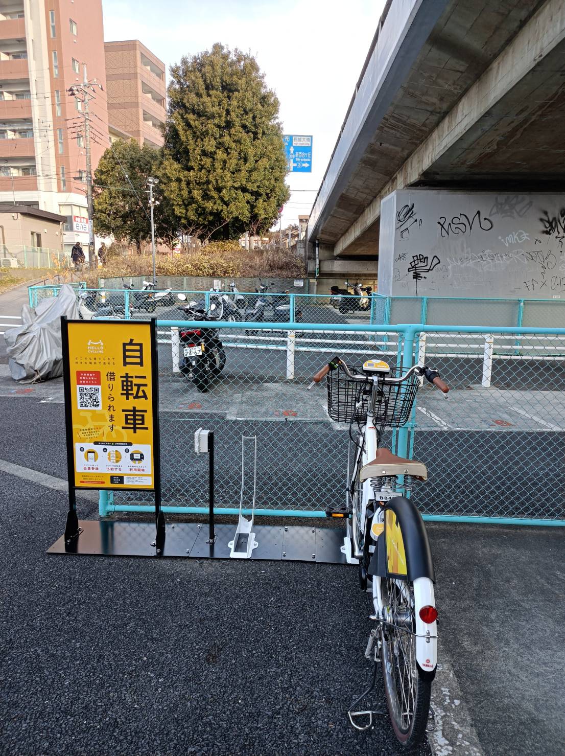 鶴川駅東側バイク駐車場