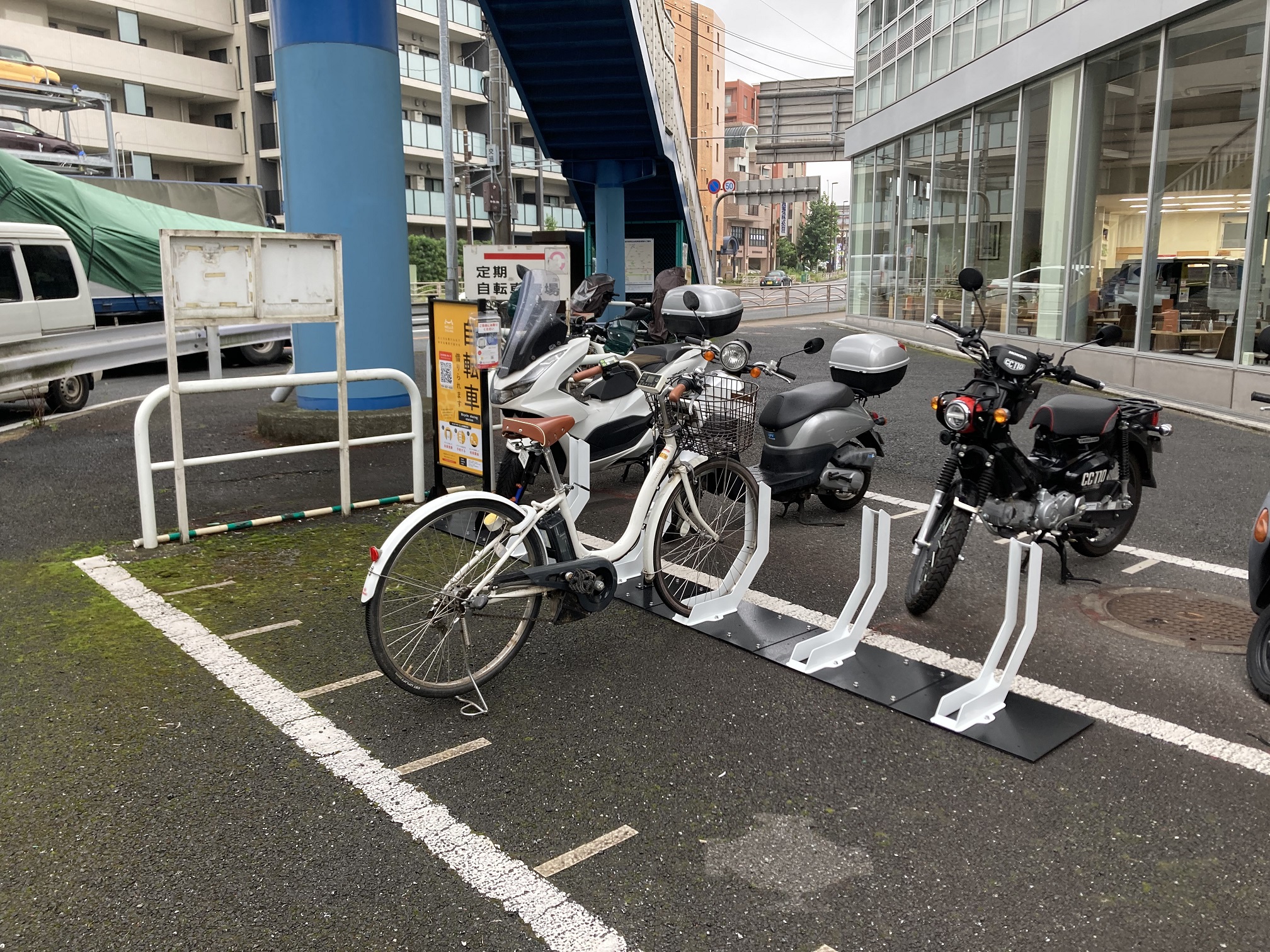三ツ沢上町駅自転車駐車場