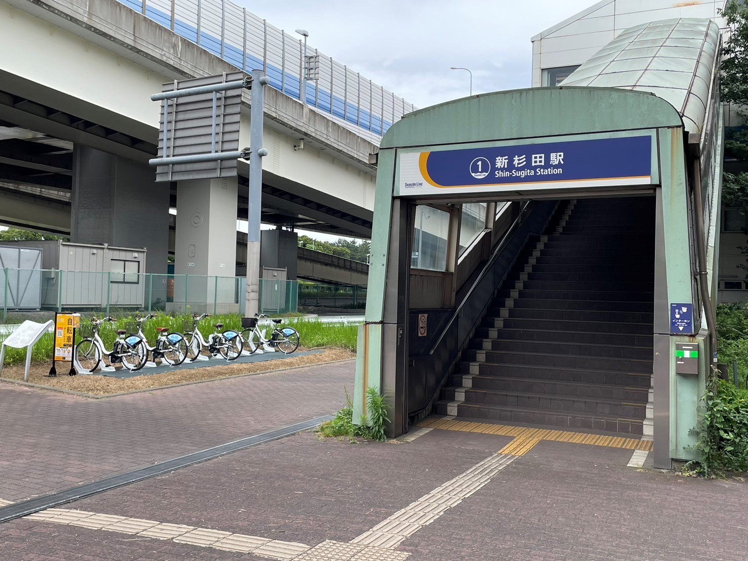 新杉田駅東口