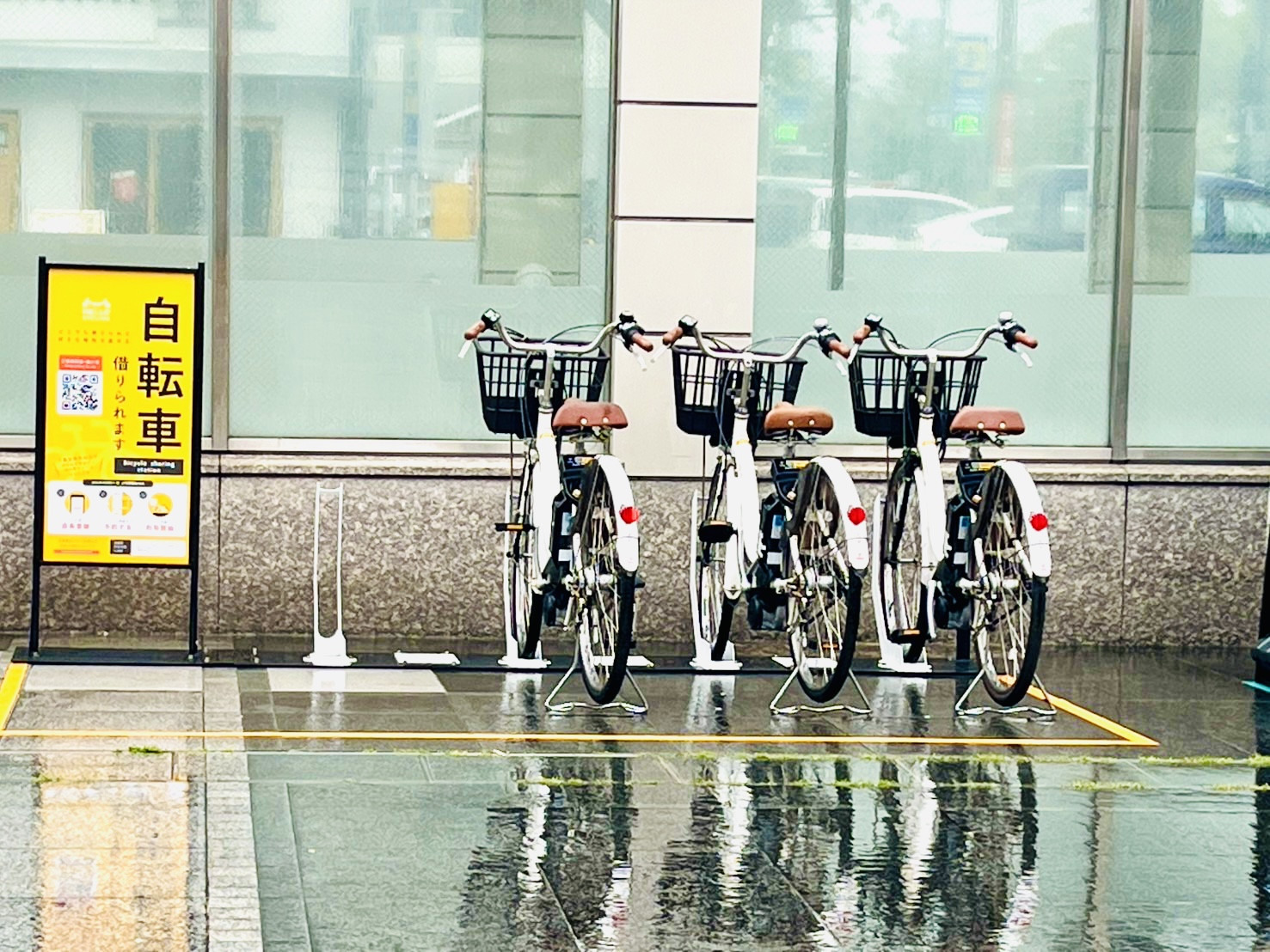 高松駅親切な青鬼くん前ポート