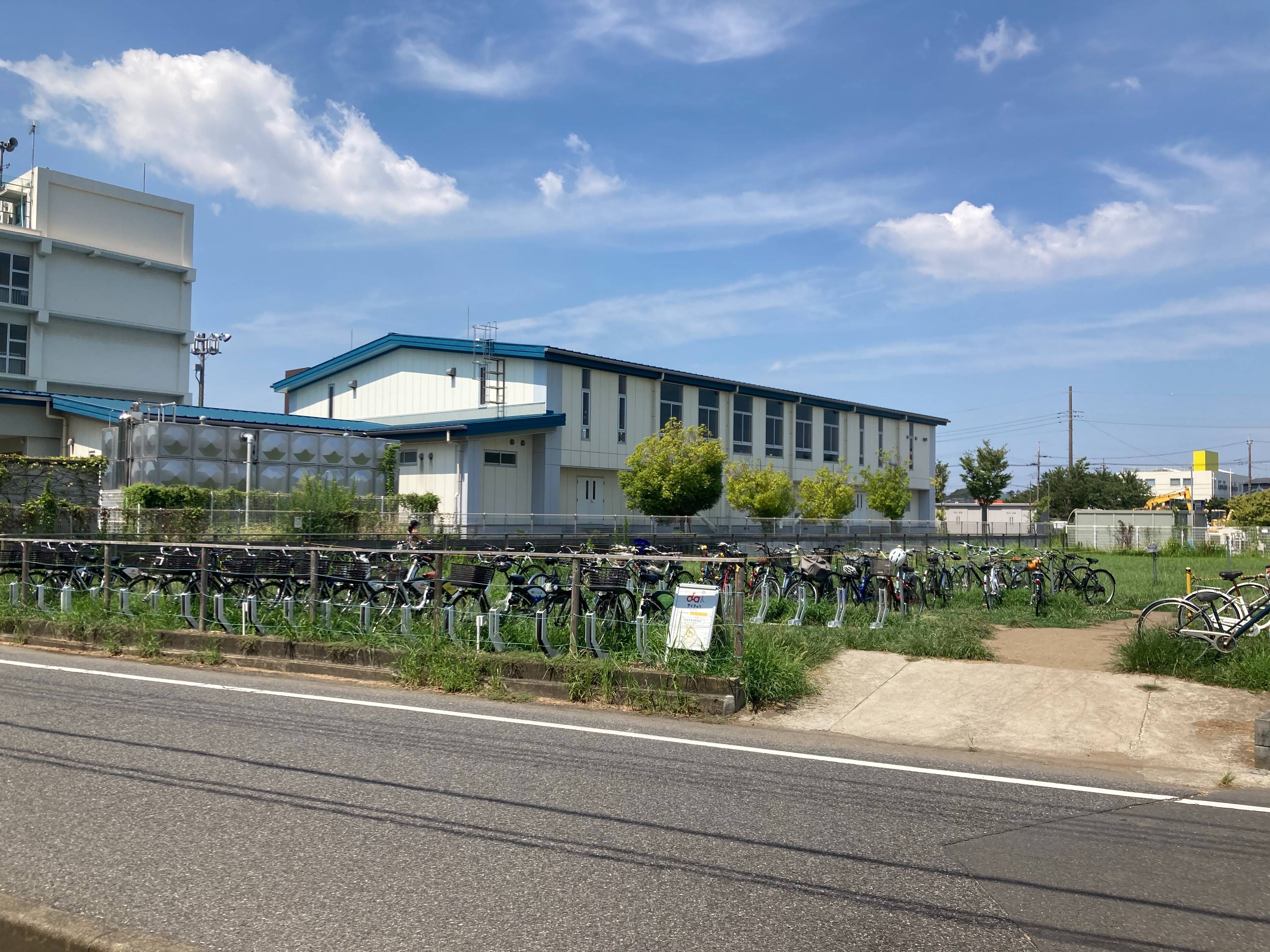 市川学園　駐輪場