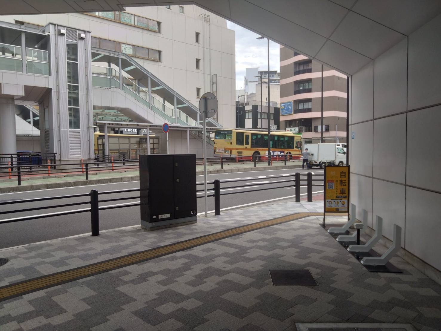 本厚木駅南口（歩道橋下）