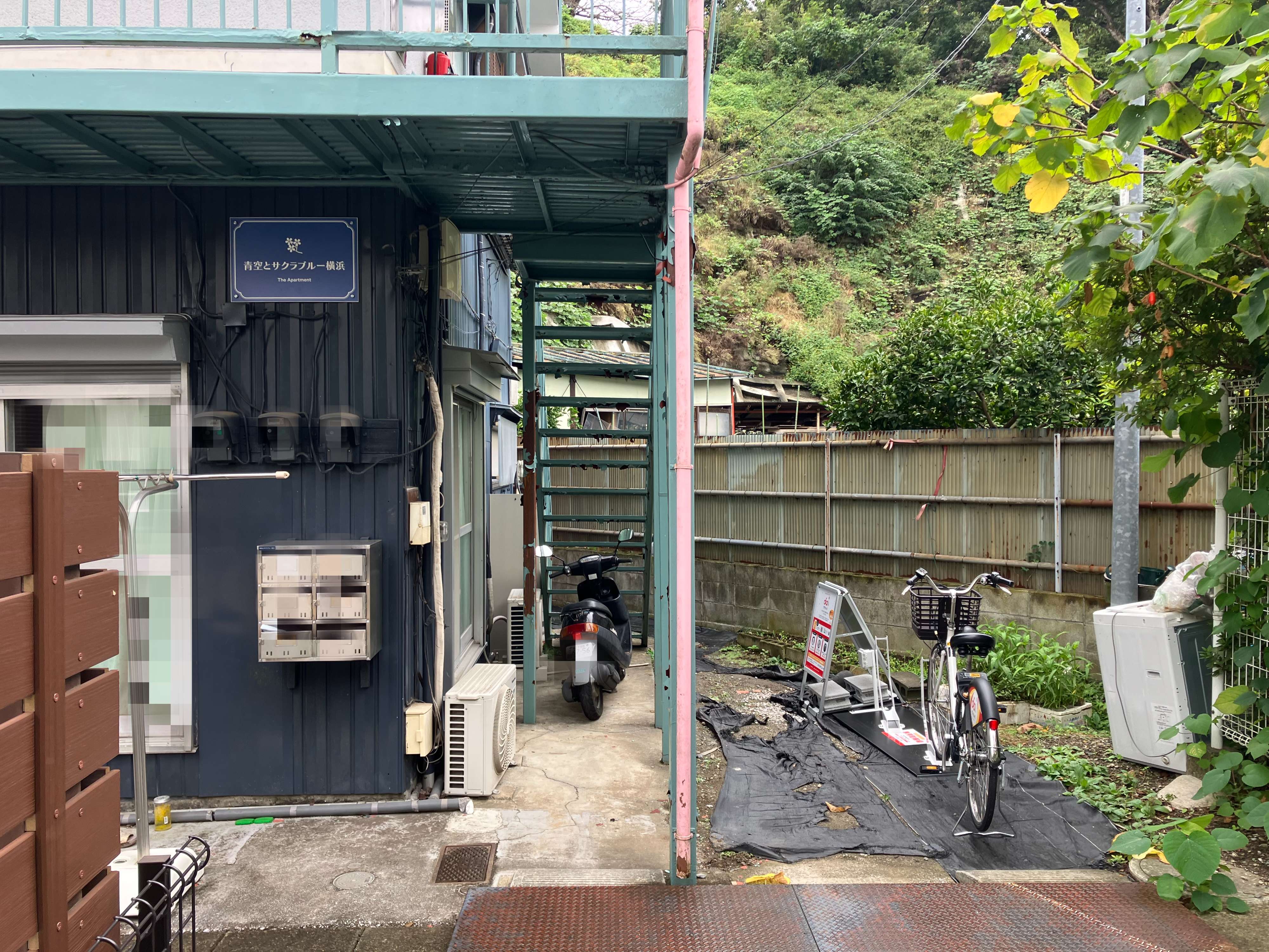 青空とサクラブルー横浜アパート横