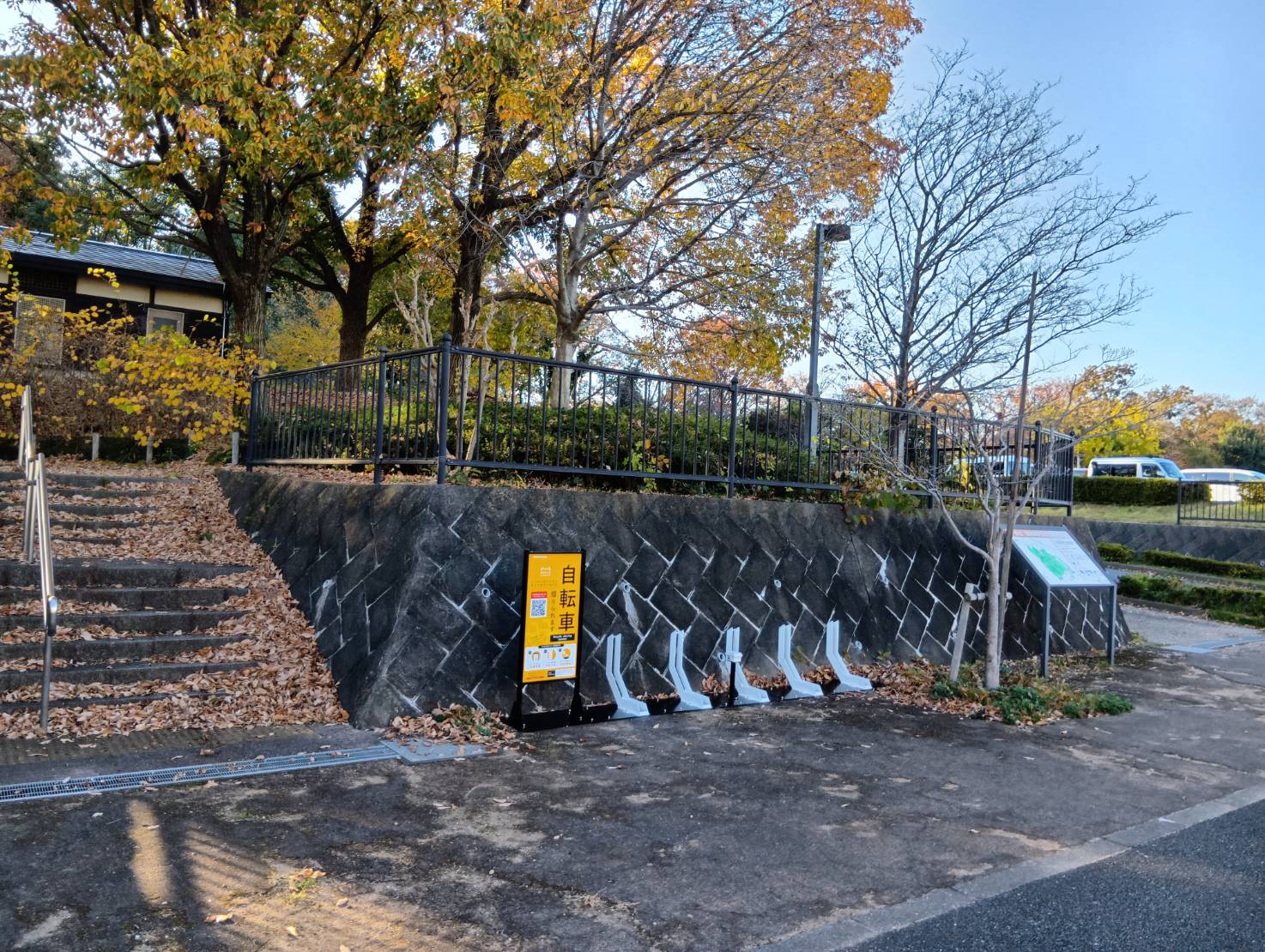 谷戸山公園多目的広場付近