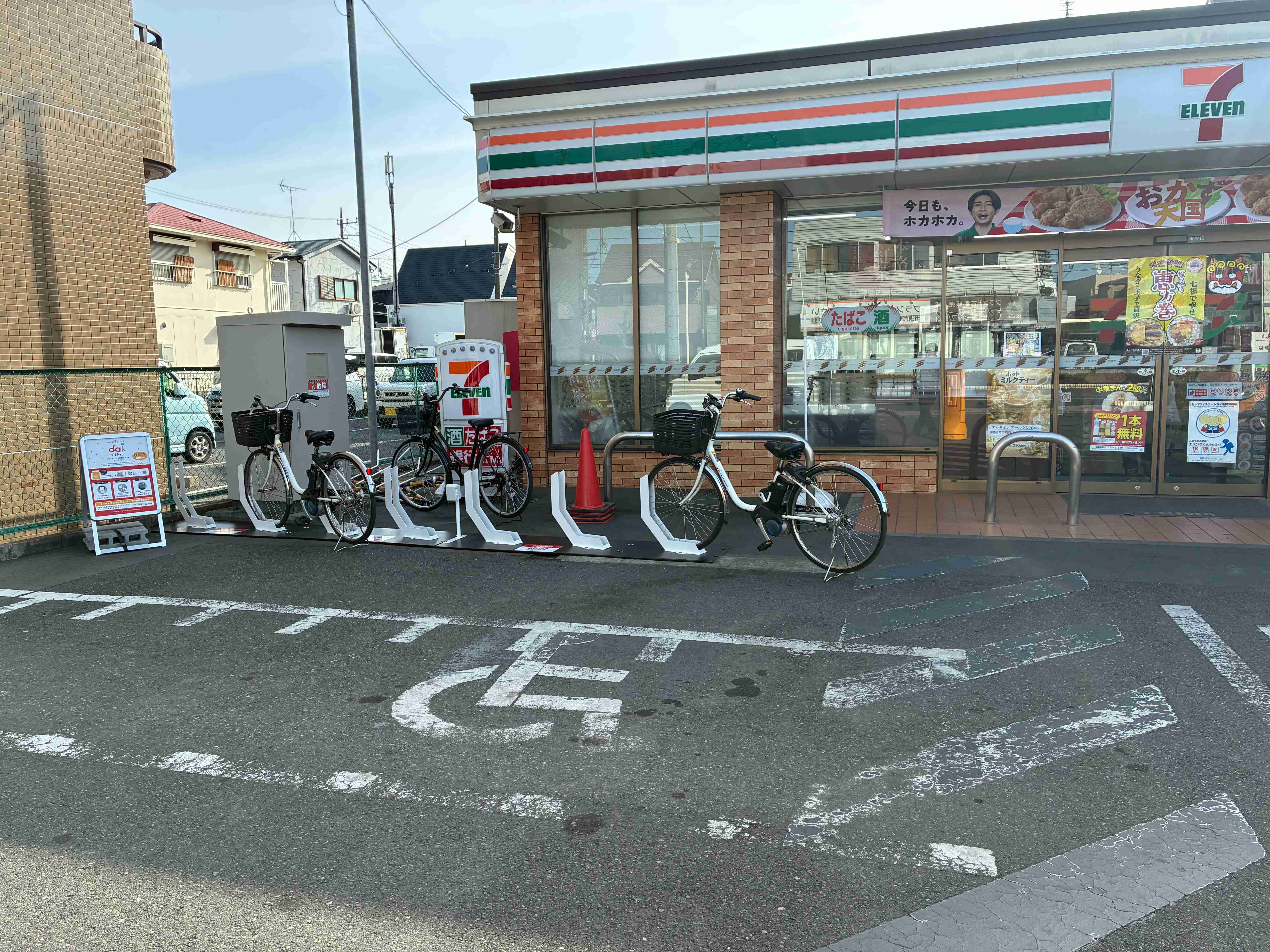 セブンイレブン　足立六月３丁目店