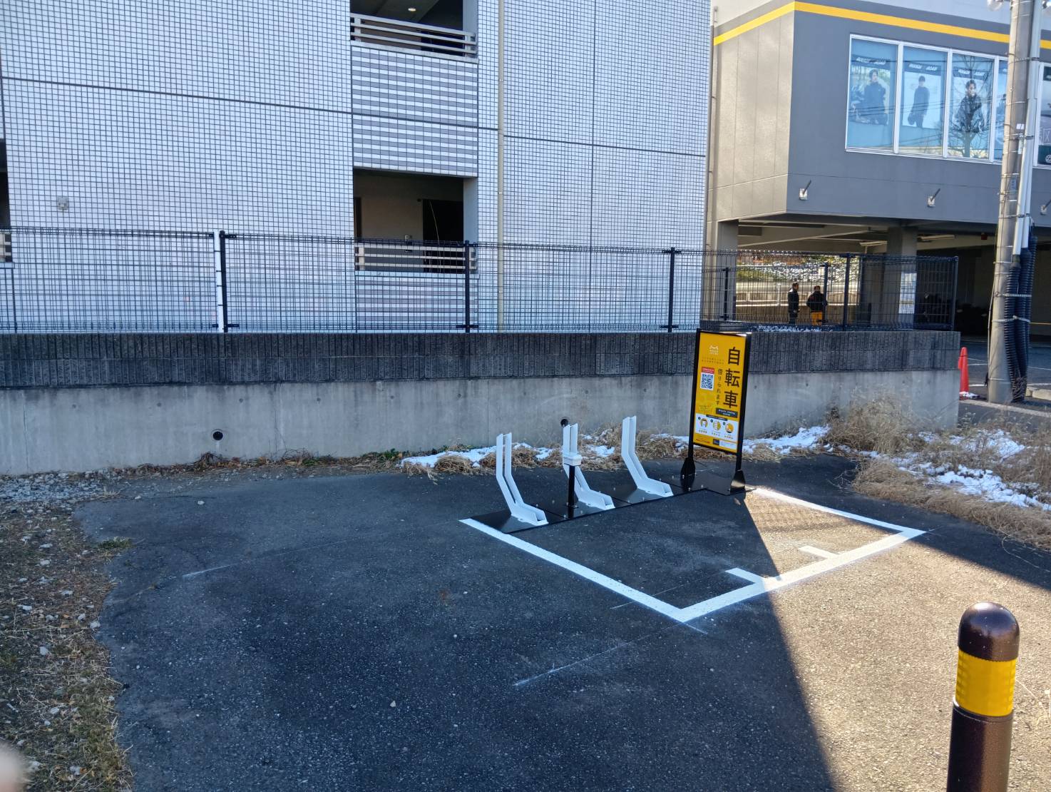 日野中央公園交差点歩道