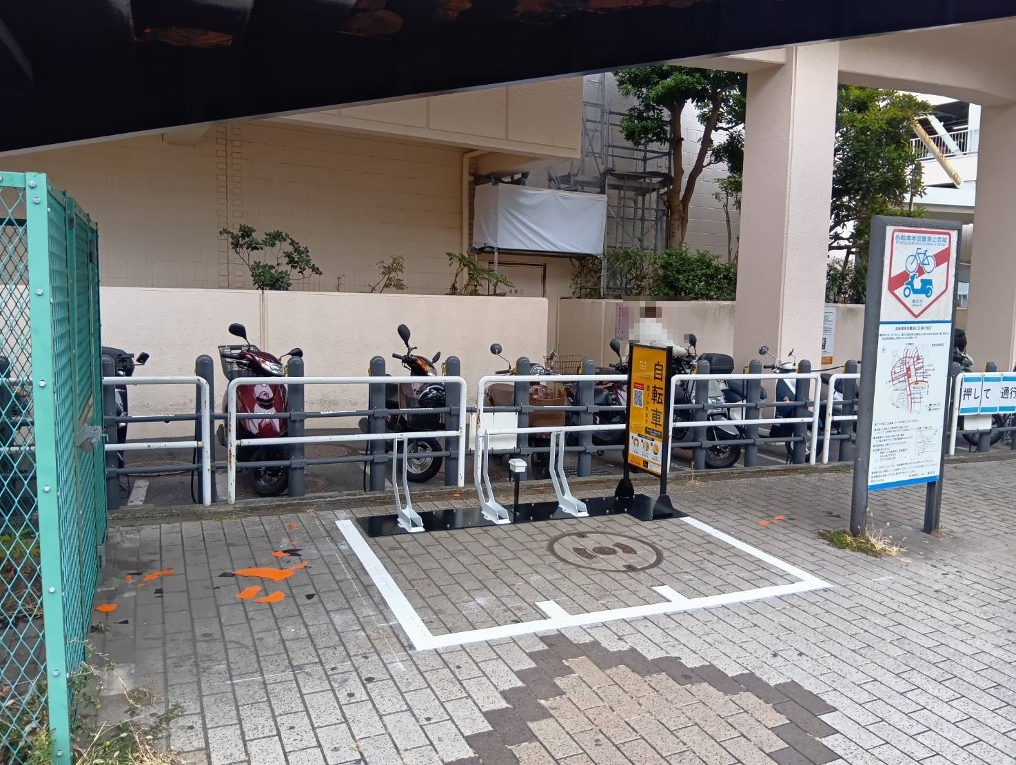 港南台四歩道橋下