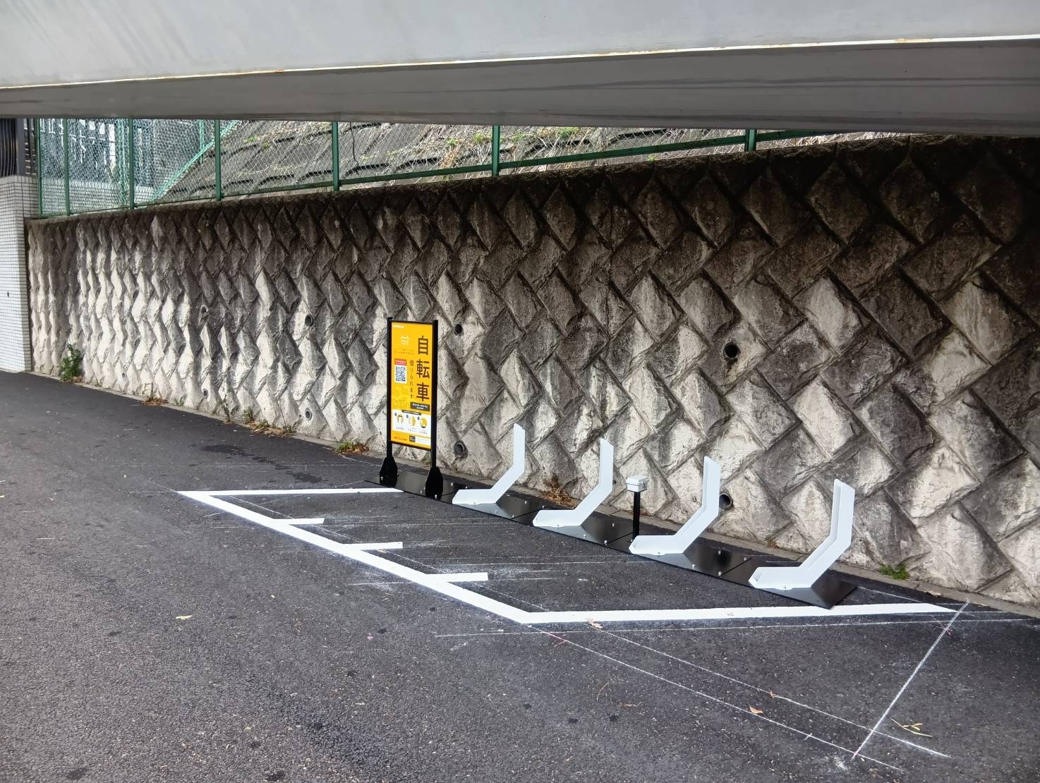 横浜明朋高校歩道橋下