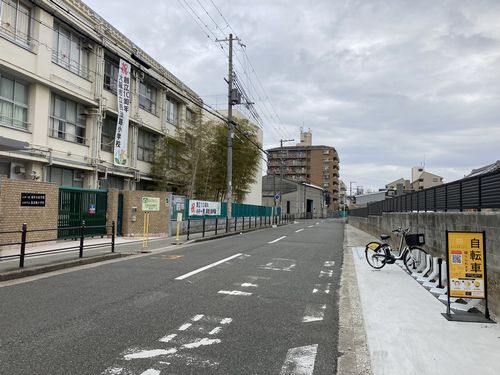 西淡路小学校前