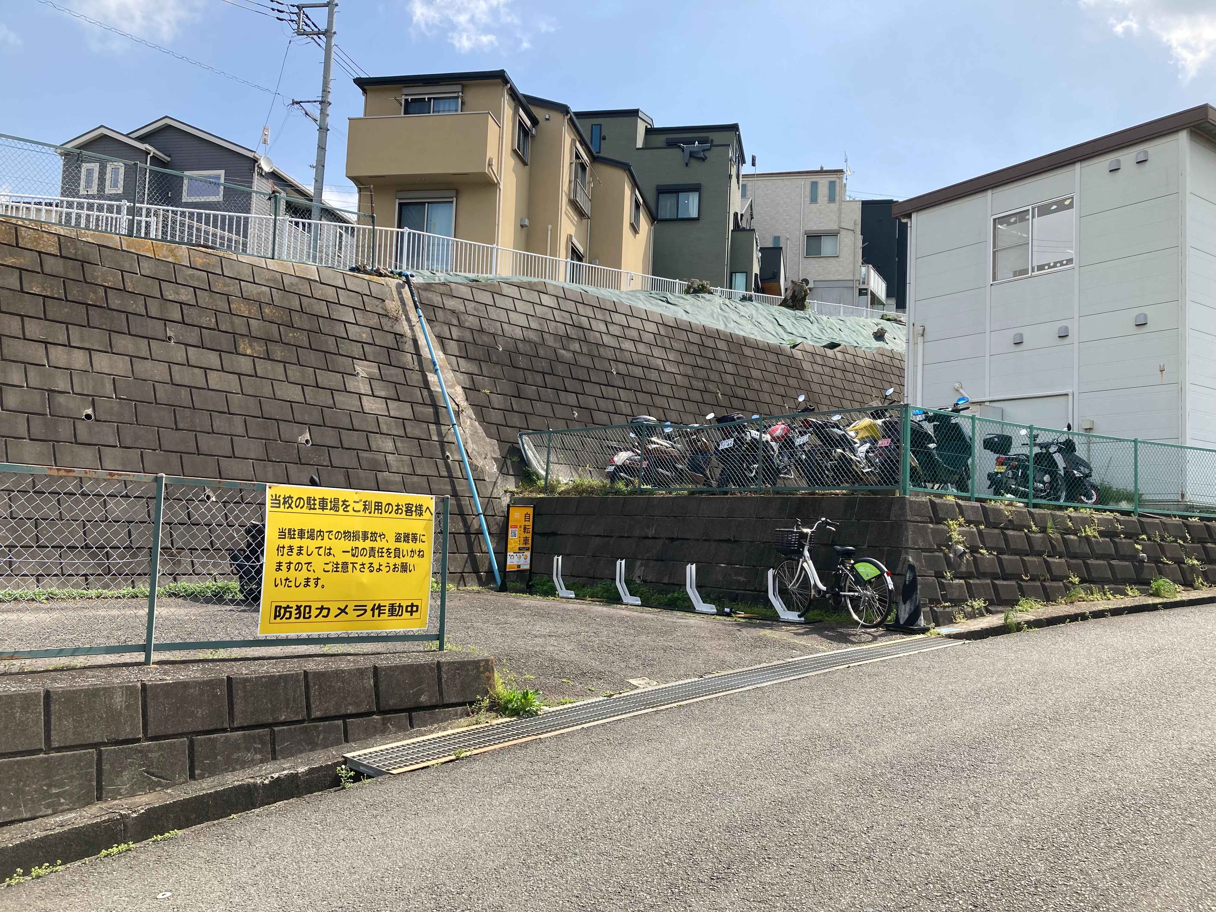 向ヶ丘自動車学校（駐輪場内）