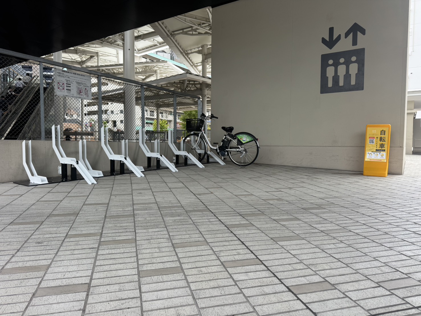 箕面船場阪大前駅　EV裏