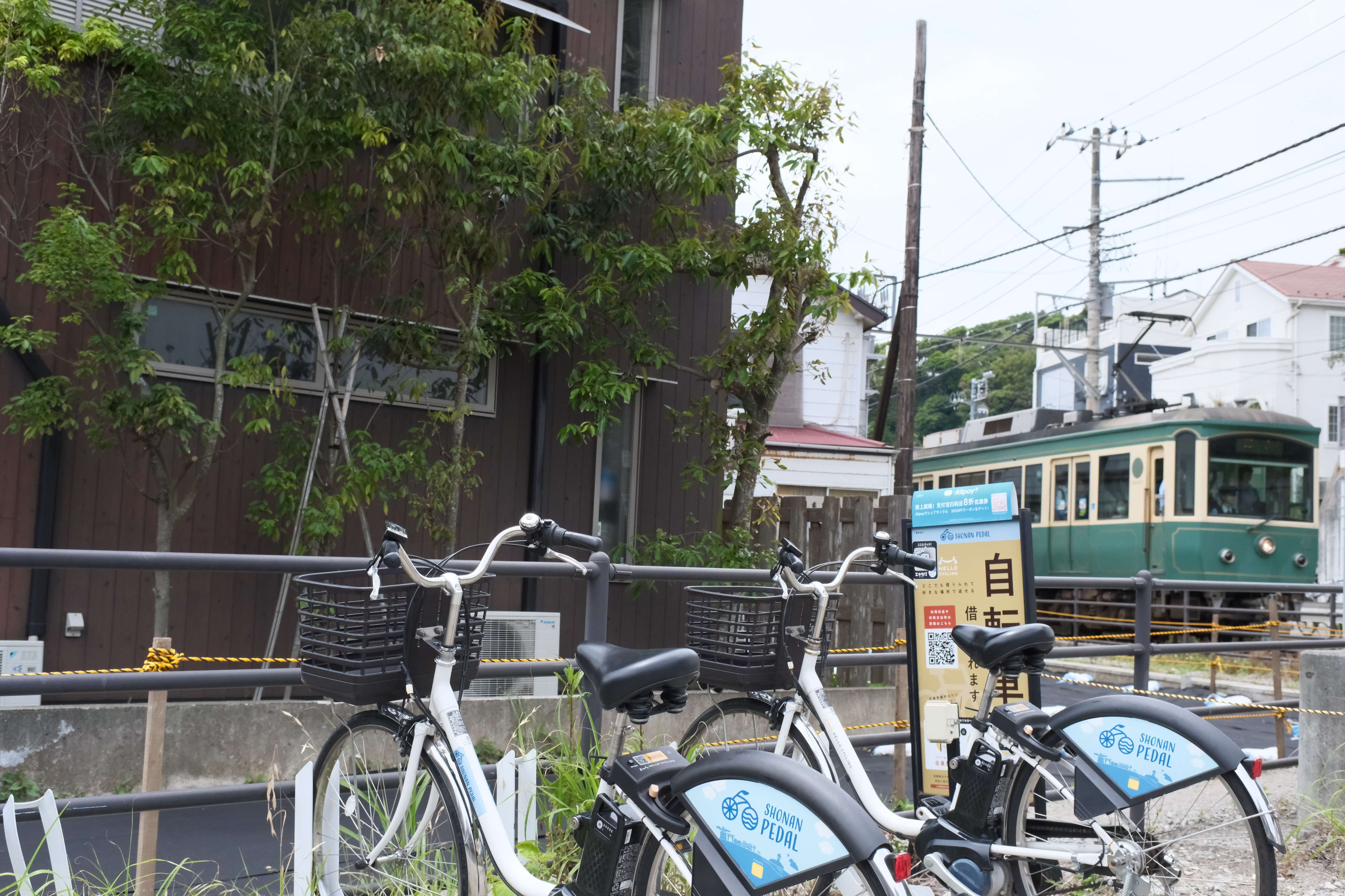 江ノ電　稲村ヶ崎駅踏切横