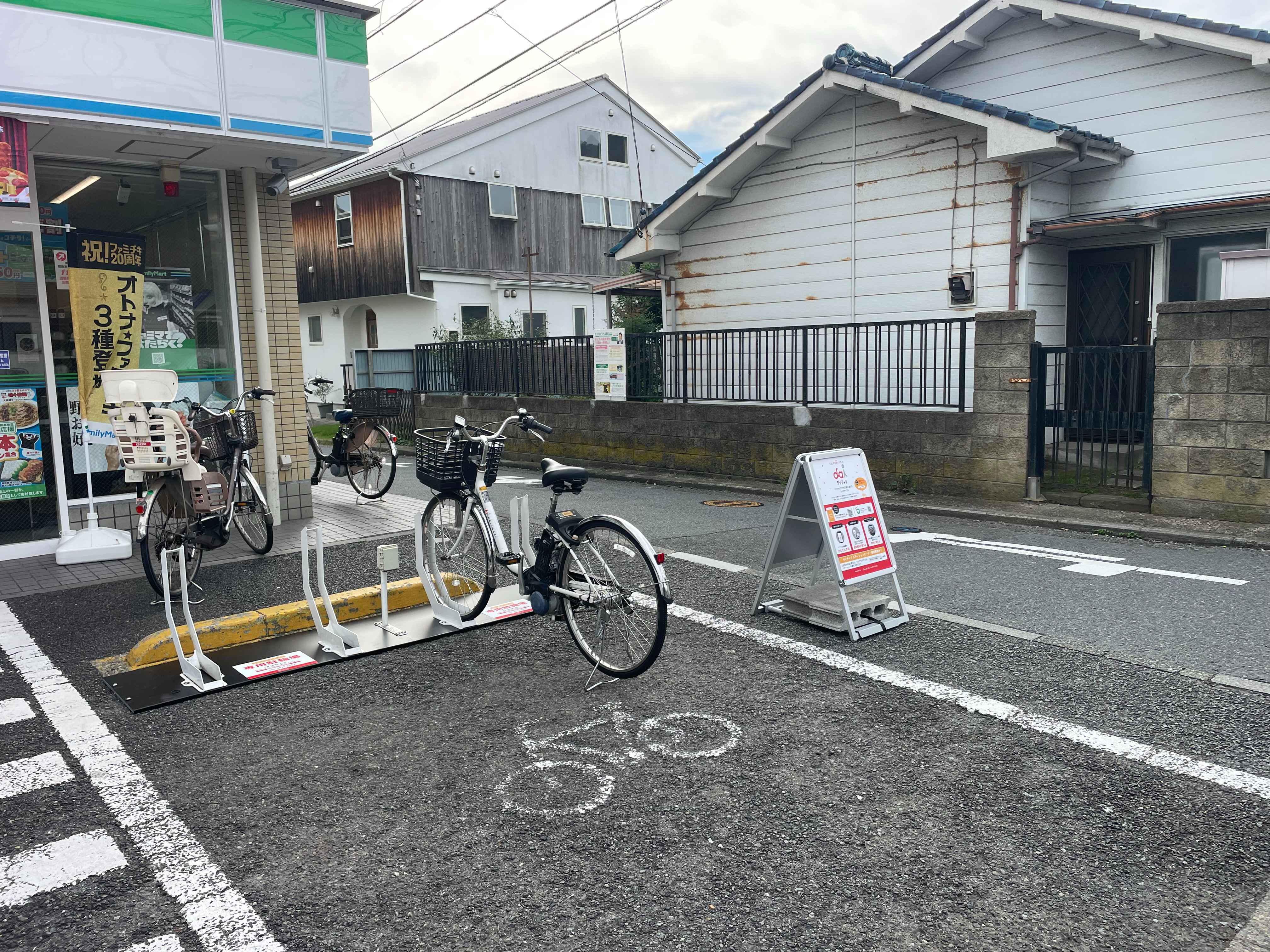 ファミリーマート　六浦四丁目店